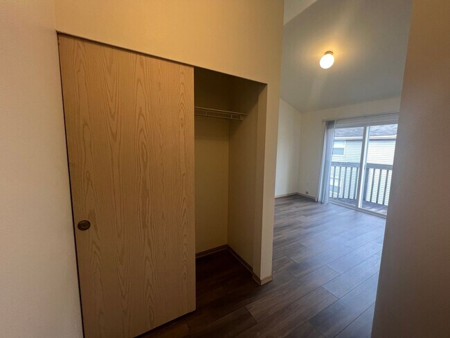Building Photo - 2 Bed, 1 Bath 2nd Floor Unit in Lettered Streets District