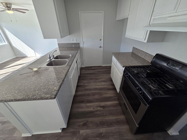 Building Photo - ONTARIO, single family home. Large fenced yard