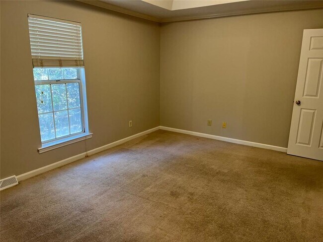 Building Photo - 326 Leafmore Rd SW