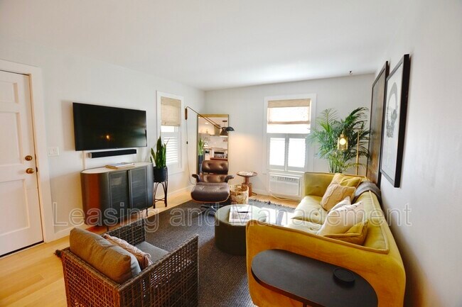 Building Photo - 2057 Middle St