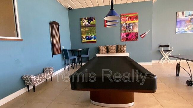 Building Photo - 880 Mandalay Ave