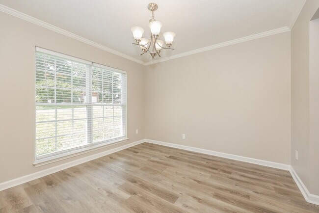 Building Photo - 200 Lake Forest Dr