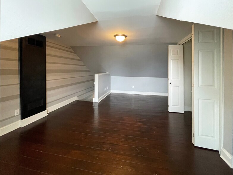 Building Photo - 218 Verbeke Street