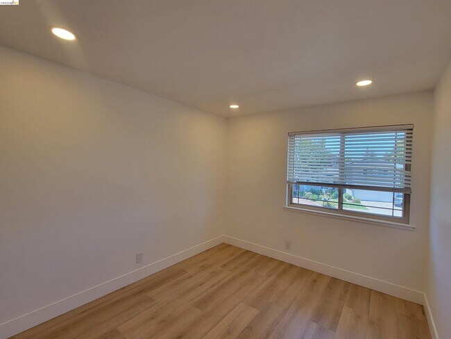 Building Photo - 2210 Sierra Ct
