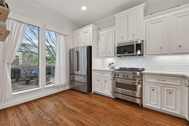 Building Photo - 2308 Bastrop St