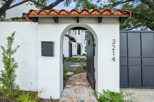 Building Photo - 3214 Westheimer Rd