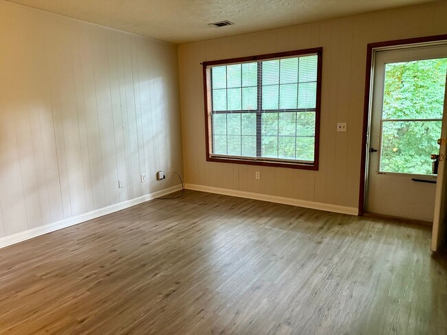 Building Photo - 2 bedroom/1 bath New paint and floors.