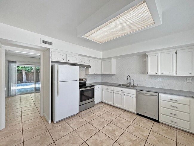 Building Photo - Charming & Spacious 4BD/3BA House in Allie...