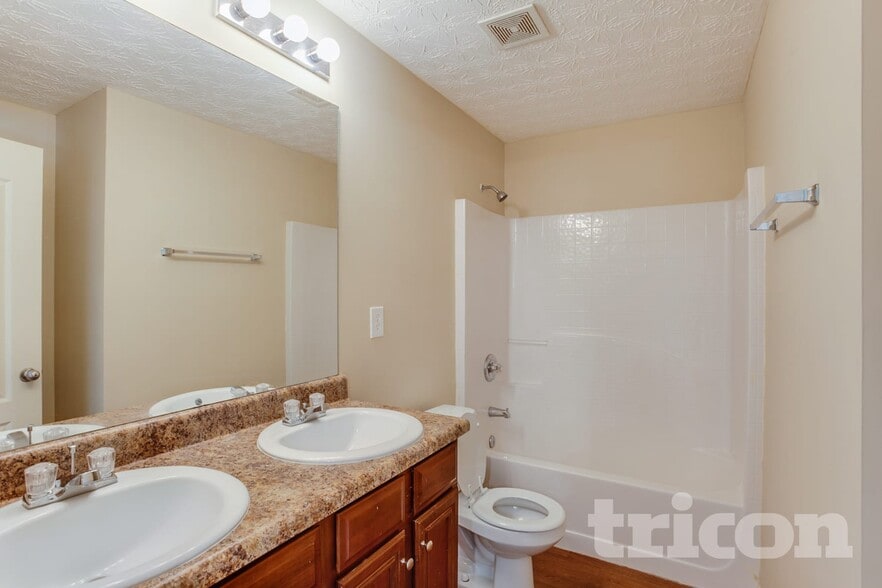 Building Photo - 1043 Wedgewood Ct NE