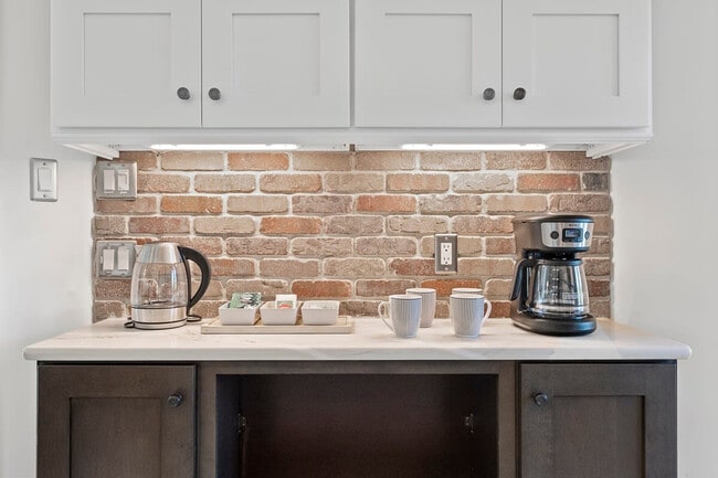 Building Photo - 13 Cleveland Ct