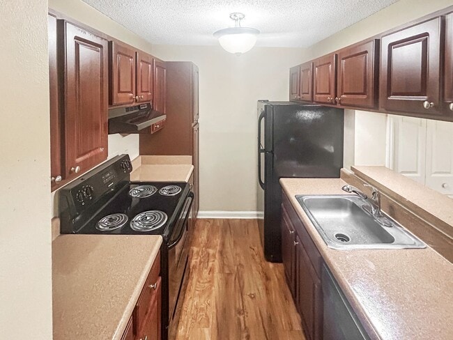 Building Photo - One Bedroom Apartment in Gated Community - Easy Highway Access!