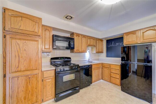 Building Photo - Fantastic 3bd/1.5ba home! Coming soon!