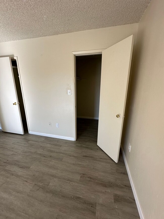 Building Photo - CUTE 2 BEDROOM 1 BATH CONDO IN FAIRFIELD