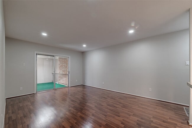 Building Photo - 2224 S Piney Point Rd