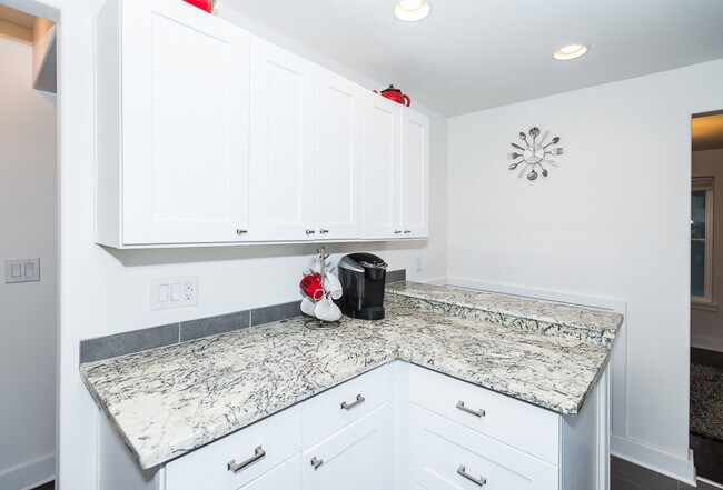 Building Photo - 4 Bedroom Home Lakewood
