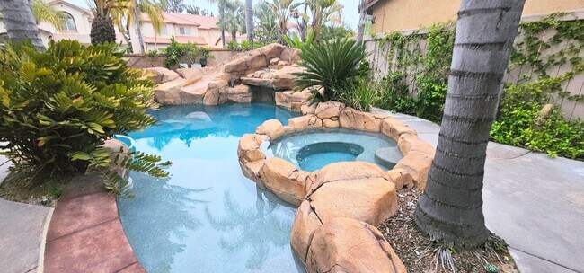 Building Photo - Solar/Pool/Spa/Water fall BBQ outdoor Pizz...