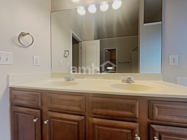 Building Photo - 214 Hidden Creek Pt