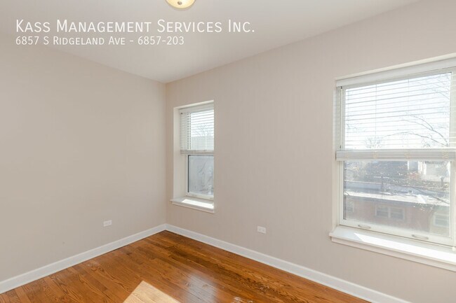 Building Photo - 6857 S Ridgeland Ave