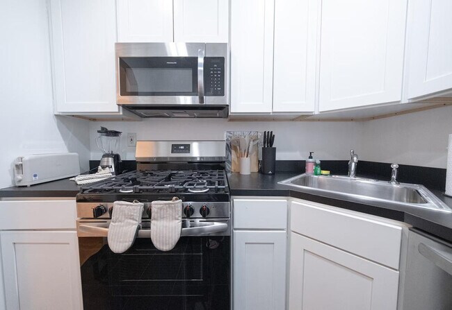 Building Photo - 302 E 104th St