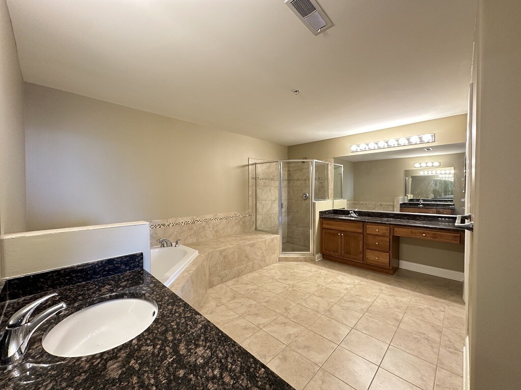 Building Photo - 2 Itasca Place