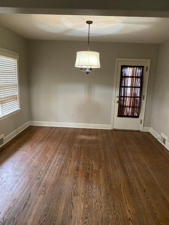 Building Photo - City of Gainesville, cozy brick ranch avl. 4/25