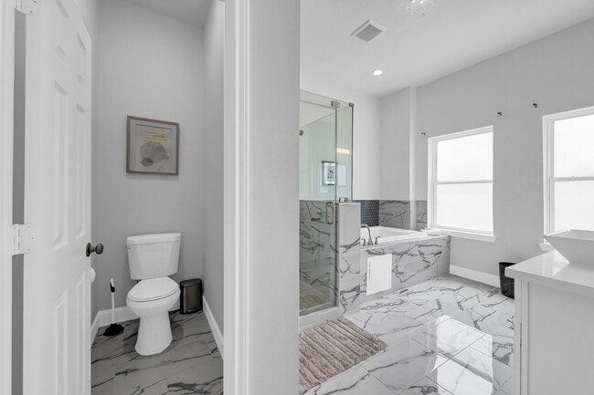 Building Photo - 2116 Oatfield Dr