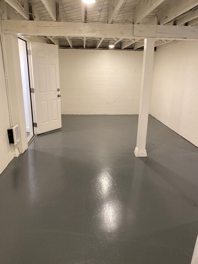 Building Photo - New Full Remodel Modern Alberta Arts Spaci...