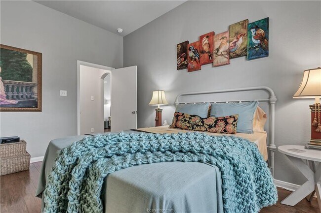 Building Photo - 1031 Fallbrook Loop