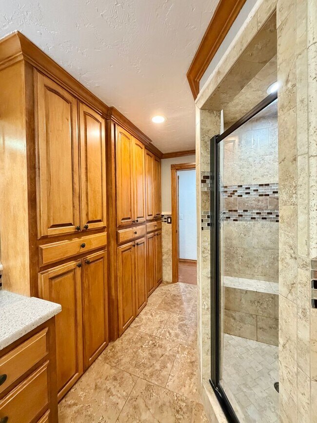 Building Photo - 6933 NW Eisenhower Dr
