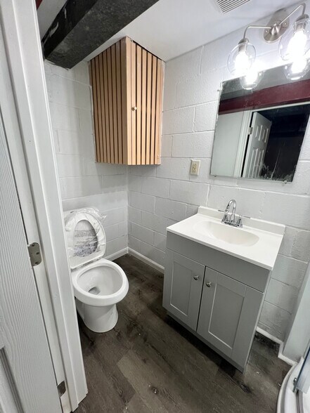 Basement full bath - 3642 Linden Ave