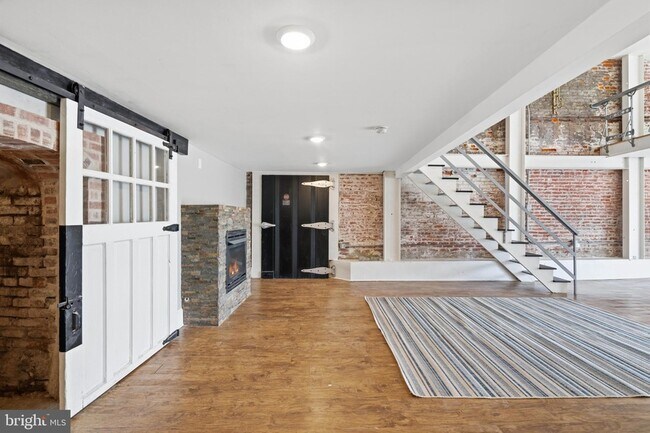 Building Photo - 310 N 13th St