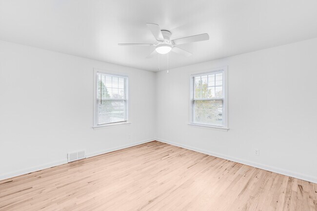 Building Photo - 148 Roselawn Ave NE