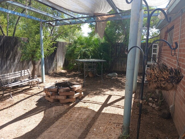 Building Photo - 2555 E Fort Lowell Rd