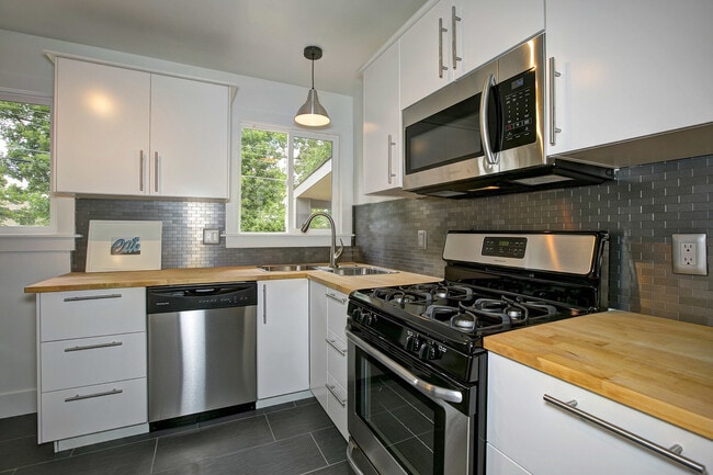 Building Photo - Rent this Gorgeous Fully Updated 3 Bd/ 1.5...