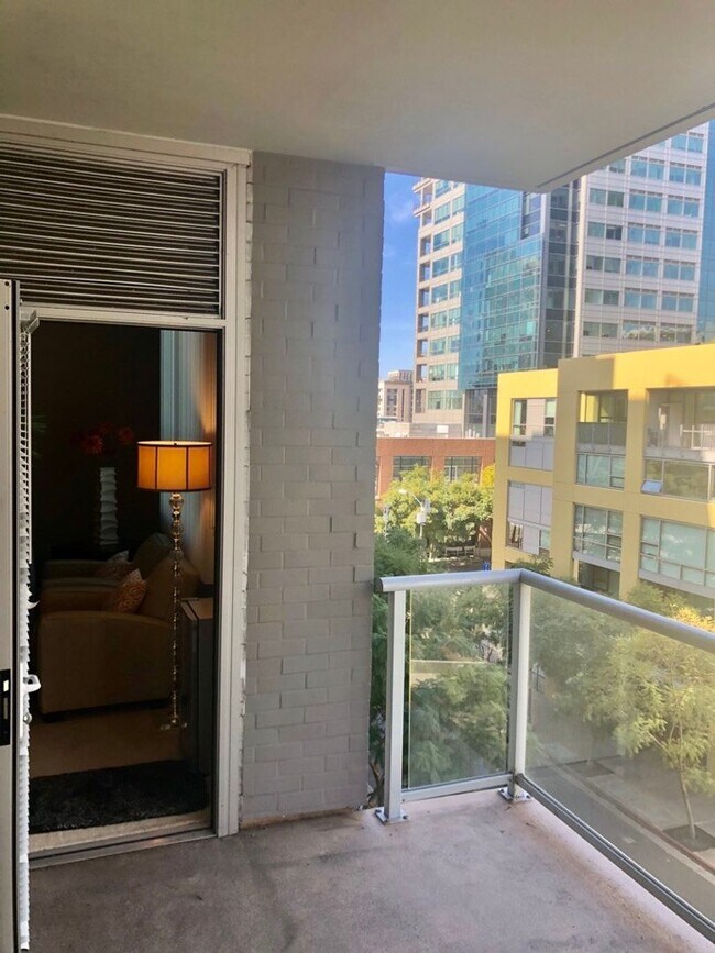 Building Photo - Beautiful Condo Adjacent to Petco Park - P...