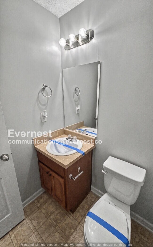 Building Photo - 3 Bed, 2.5 Bath Home with Modern Comforts / Pet-Friendly / Available Now!