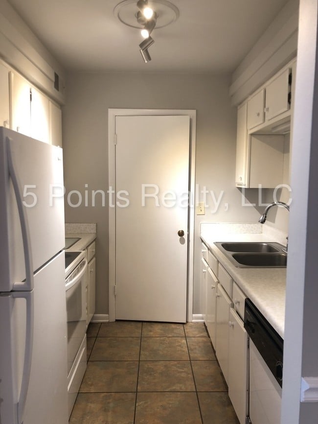 Building Photo - 420 Walton Ln