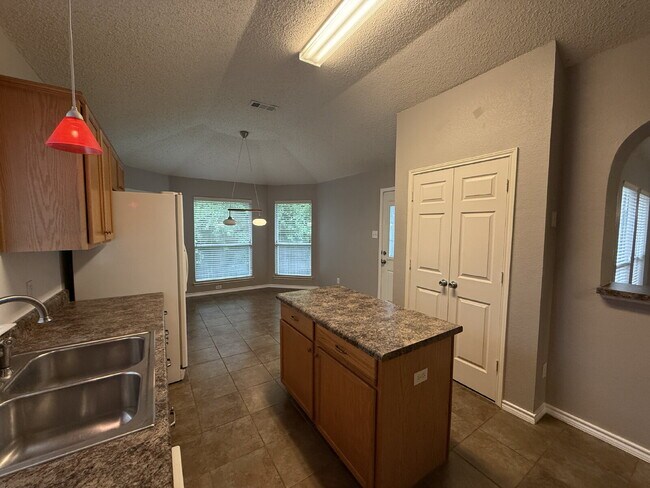 Building Photo - Charming 3 Bedroom Haven with 2 Full Baths in Fort Worth. Spacious 1748 Sq. Ft. Retreat on Comfor...