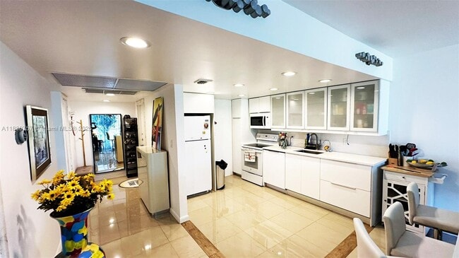 Building Photo - 3051 S Palm Aire Dr