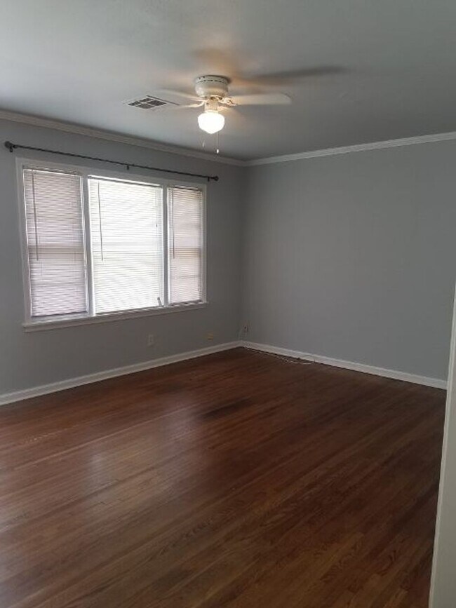Building Photo - Riverside doll house w/hardwoods