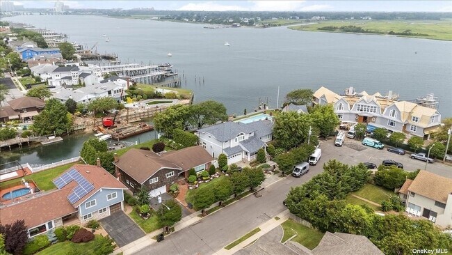 Building Photo - 131 Bayside Dr