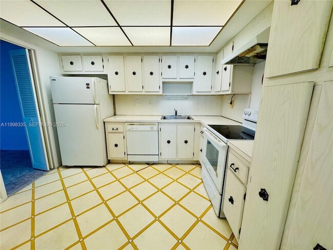 Building Photo - 18011 Biscayne Blvd