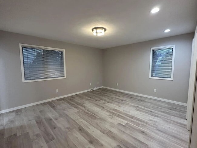 Building Photo - Lower Level Bedroom w/ Private Bathroom Fo...