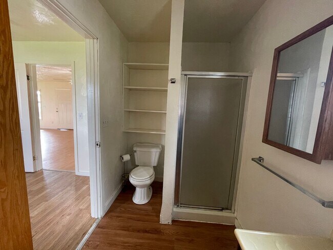 Building Photo - 2 Bedroom House With Large Yard.