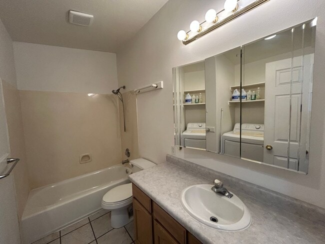 Building Photo - Carterville Duplex