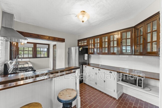 Building Photo - 3320 Montview Dr