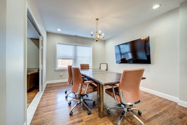 Building Photo - CONDO ON THE HILL 3 BED 1 BATH - Hardwood Floors & Renovated Luxury Kitchen