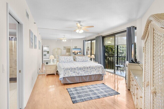 Building Photo - 221 NE Plantation Rd