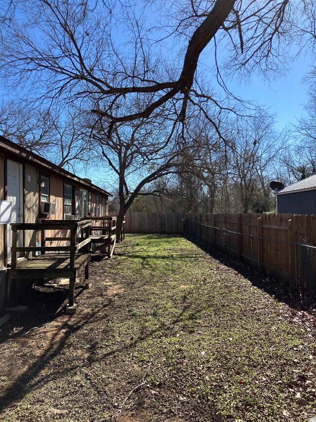 Building Photo - 207 E Elm St