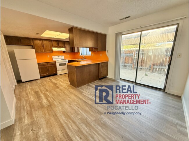 Building Photo - 3 bedroom 1.5 bath townhouse - 2 car carport